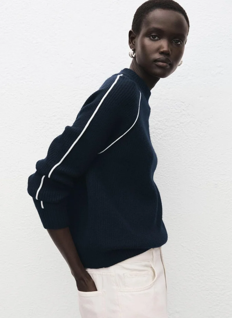 Sweater with contrasting stripes and perkins collar